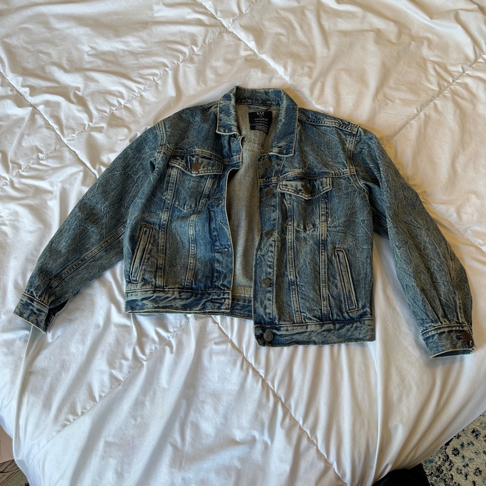 Cool-fit jean jacket 👖💙🦋